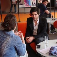 Tahar Rahim sur une terrasse de La Croisette à Cannes
