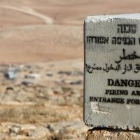 Un avis de danger sur un terrain de manoeuvres militaires israéliennes près d'un village palestinien