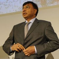 La flamme olympique portée par Lakshmi Mittal: une "insulte" pour les syndicats