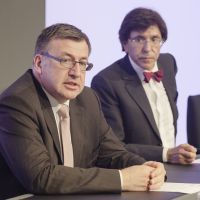 Le ministre des Finances Steven Vanackere (G) et la Premier ministre Elio Di Rupo