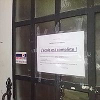 Dans une classe de première maternelle d'une école de Molenbeek, l'instituteur Monsieur Antoine doit à lui tout seul s'occuper de 27 enfants
