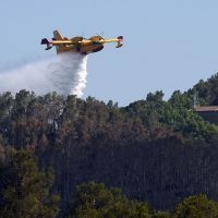 Un canadair déverse sa cargaison d'eau sur l'incendie