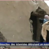 Des islamiste de Ansar Dine détruisent un mausolée à Tombouctou