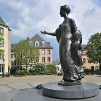 La statue de la grande-duchesse Joséphine-Charlotte sur la place Clairefontaine à Luxembourg