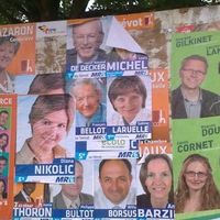 Les affiches électorales ne peuvent être collées que sur les endroits spécifiquement réservés, pas sur les arbres ou la voie publique (illustration).