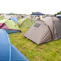 Certaines festivaliers préfèrent brûler leur tente plutôt que de la ramener chez eux