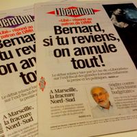 Derrière la première une aux couleurs d'Yves Saint-Laurent, la une standard de Libération.
