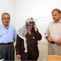 Hani al-Hassan (droite) en présence de Yasser Arafat
