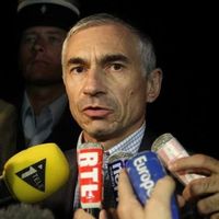 Le procureur de la République Xavier Tabareux s'exprime à Collobrières après l'interpellation d'un suspect pour le meurtre de deux femmes gendarmes
