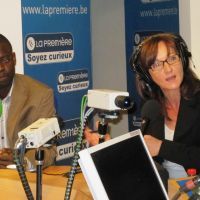Dieudonné Wamu Oyatambwe et Maryse Jacob dans le studio de La Première