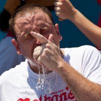 Joey Chestnut en pleine performance