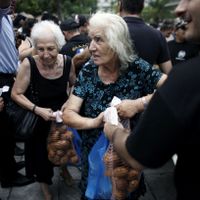 Les néo-nazis distribuent des vivres aux "vrais" Grecs touchés par la crise
