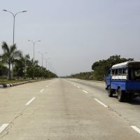 Une route birmane près de la capitale, Naypyitaw