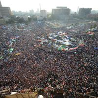 Les Égyptiens heureux se rassemblent place Tahrir