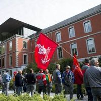 Une délégation de travailleurs devant la salle de réunion (Seraing)
