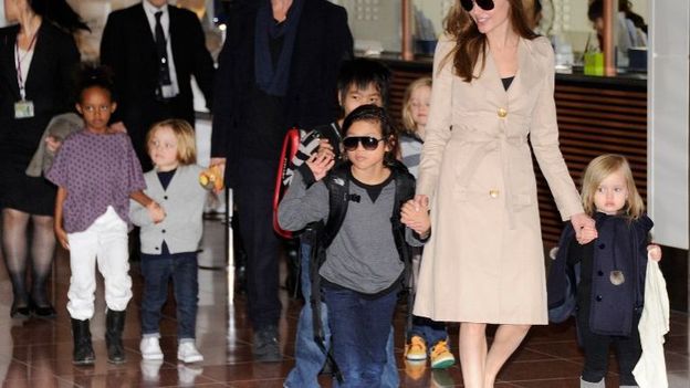 Angelina Jolie tourne avec sa fille Vivienne (à droite) dans 'Maleficent'.