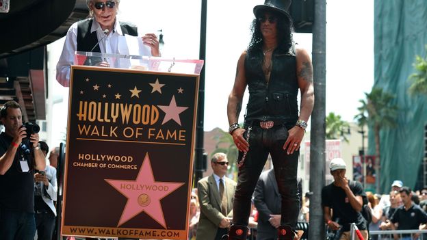 Slash recevant son étoile sur le Walk of Fame à Hollywood